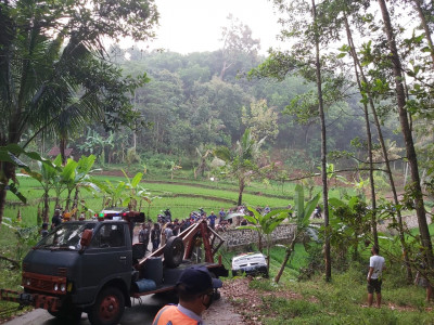 Pick Up Terjun Ke Jurang Di Cisitu, Satu Orang Tewas