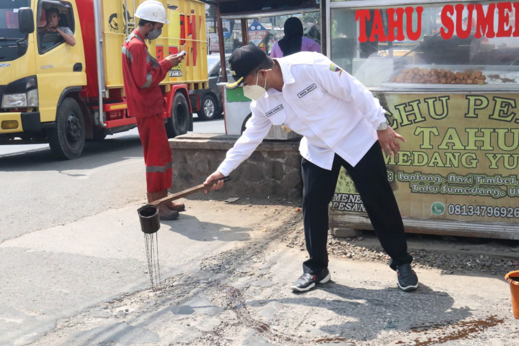 Waduh! Wabup Erwan Perbaiki Jalan Pakai Biaya Pribadi