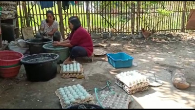 Ogah Nganggur Di Masa Pandemi, Warga Cipacing Bisnis Telor Asin 