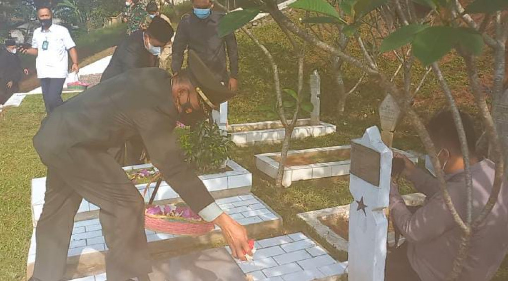 HUT ke-76 TNI: Ziarah ke TMP Cimayor Sumedang