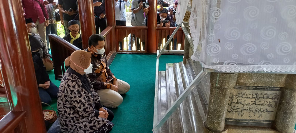 Mensos Tri Rismaharini Berziarah ke Makam Cut Nyak Dien 