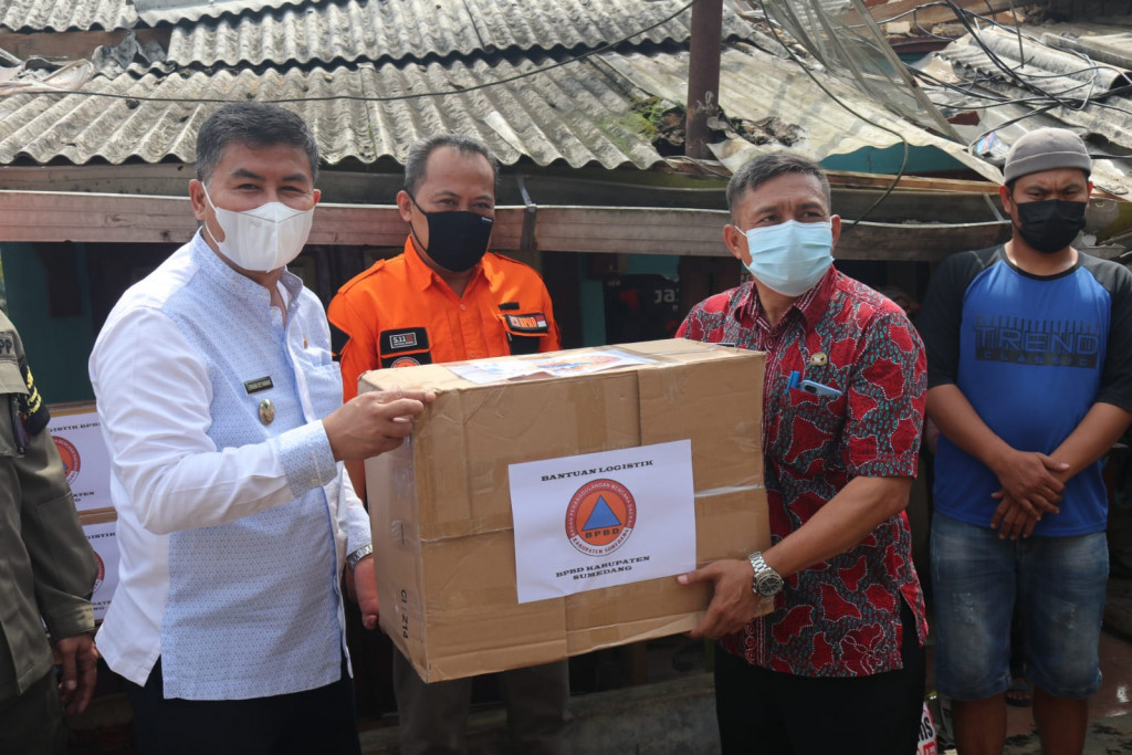 Erwan Kunjungi Warga Terdampak Angin Kencang di Sumedang Selatan