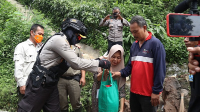 Kapolres Sumedang Tinjau Dan Berikan Bantuan Kepada Korban Longsor Di Ciherang Sumedang