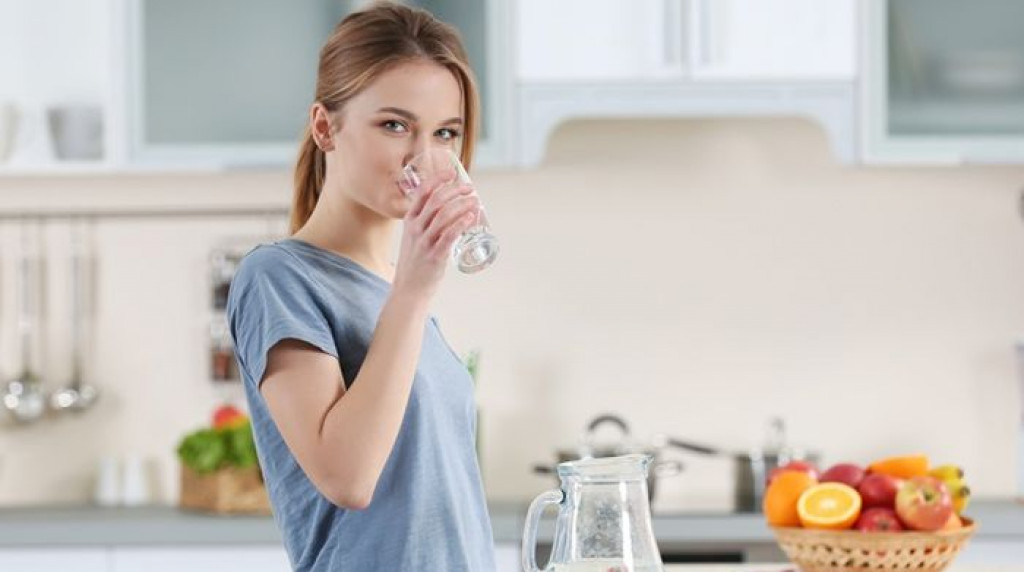 3 Cara Minum Air Putih untuk Turunkan Berat Badan