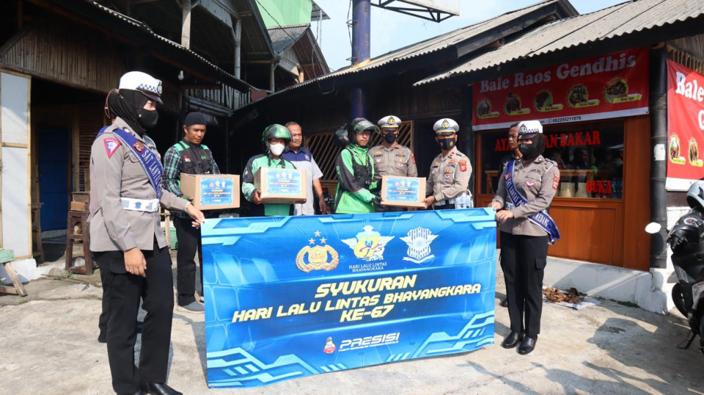 Polres Sumedang Berikan Bantuan Sosial Bagi Pengemudi Angkot, Ojeg Online dan Ojeg Pangkalan