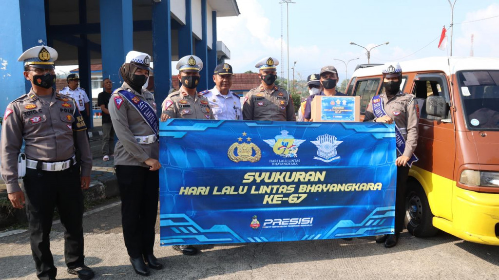 Polres Sumedang Berikan Bantuan Sosial Bagi Pengemudi Angkot, Ojeg Online dan Ojeg Pangkalan