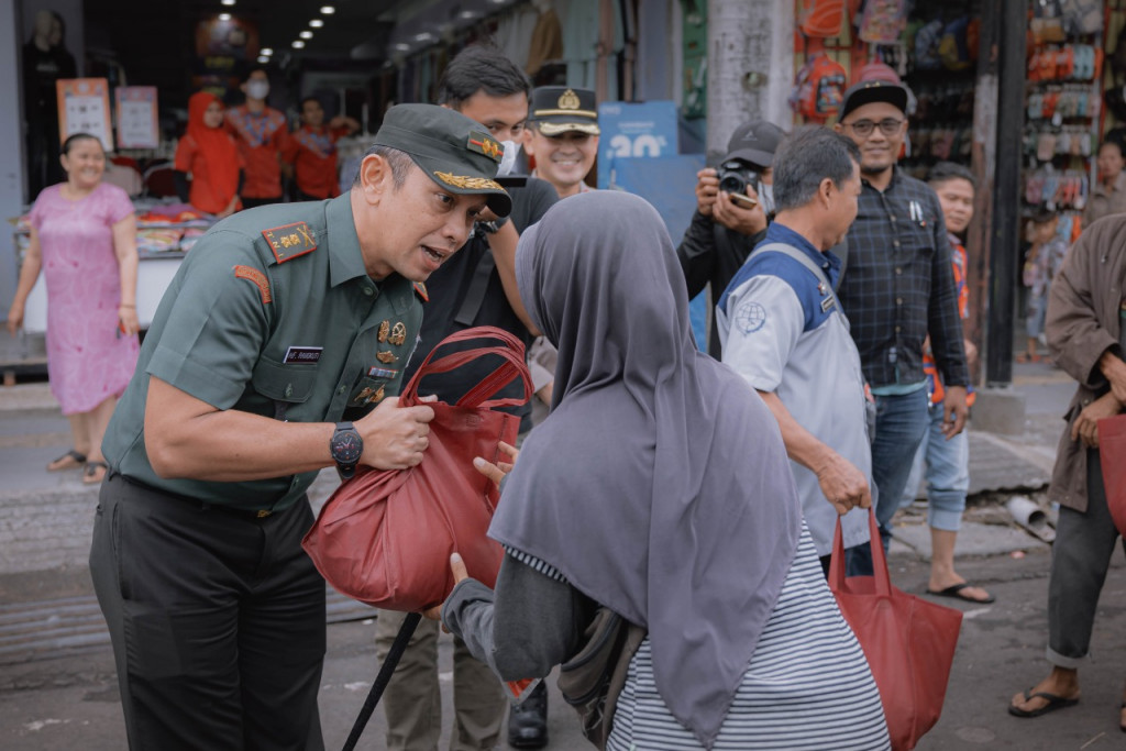 Polres, Kodim, dan Organda Sumedang Bagi-bagi Bansos untuk Masyarakat