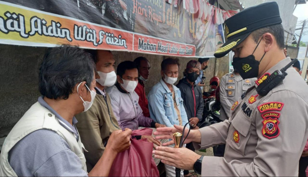 Polres Sumedang, Banser dan IPNU Ganeas Bagikan Sembako kepada Masyarakat di Kecamatan Ganeas