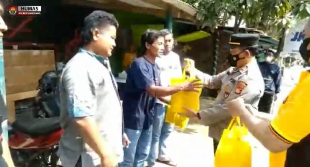 Polsek Conggeang Bagikan Sembako Kepada  Ojeg Pangkalan di Wilayah Kecamatan Conggeang.