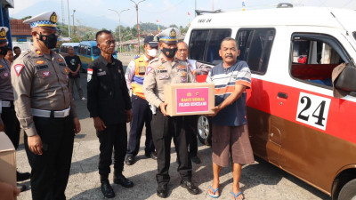 Polres Sumedang Berikan Bantuan Sosial Bagi Pengemudi Angkot, Ojeg Online Dan Ojeg Pangkalan