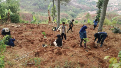 Aksi Tanam Pohon Di Gunung Geulis