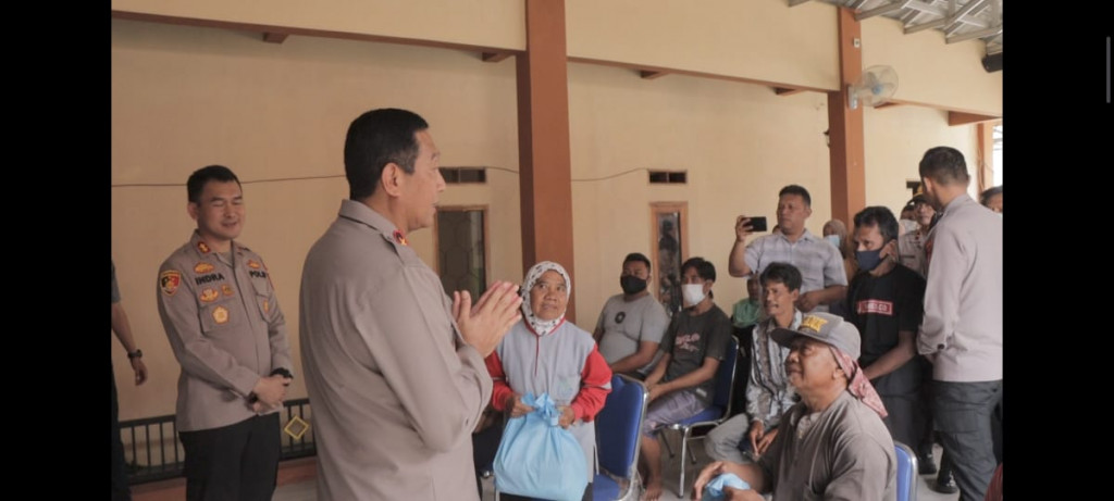 Wakapolda Jabar Bagikan Sembako Kepada Warga Cisarua Sumedang