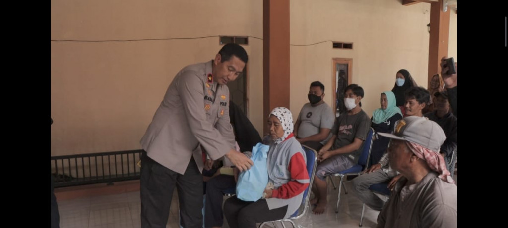 Wakapolda Jabar Bagikan Sembako Kepada Warga Cisarua Sumedang