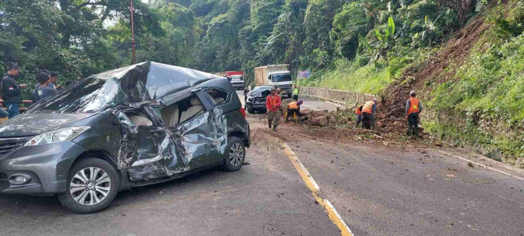 Longsor di Cadas Pangeran Sumedang, 2 Mobil Rusak Berat