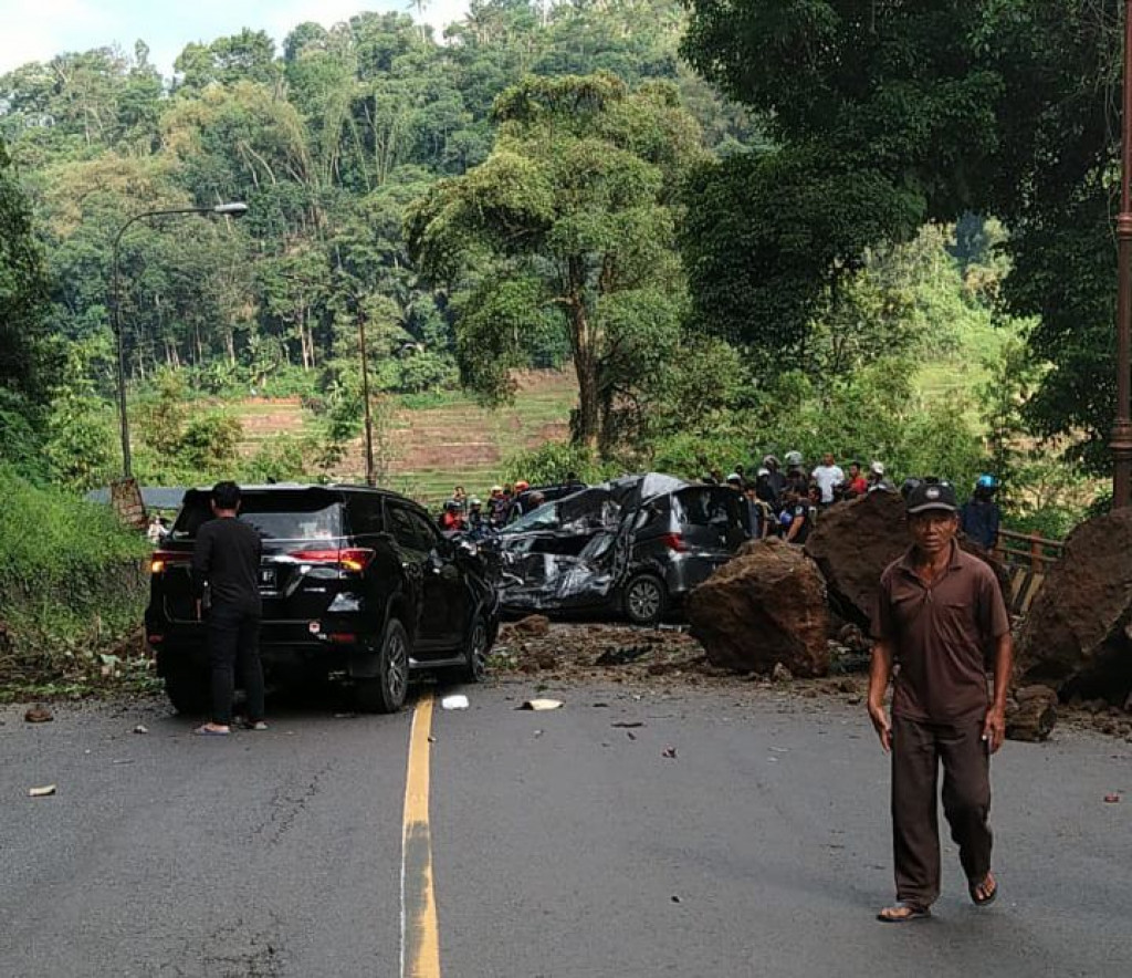 Longsor Batu di Cadas Pangeran Timpa 2 Kendaraan, Polres Sumedang Lakukan Evakuasi