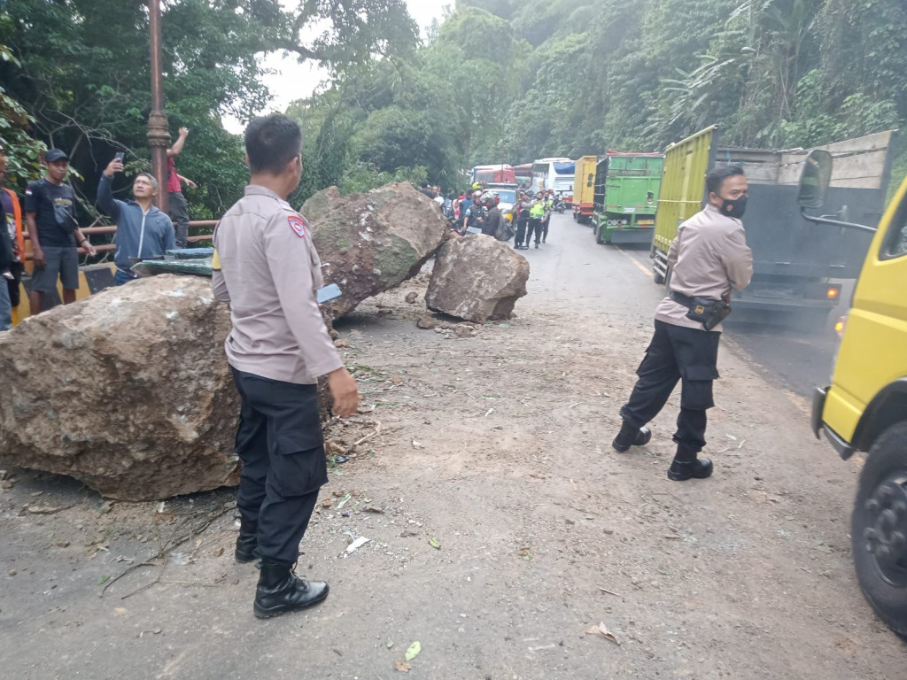 Longsor Batu di Cadas Pangeran Timpa 2 Kendaraan, Polres Sumedang Lakukan Evakuasi