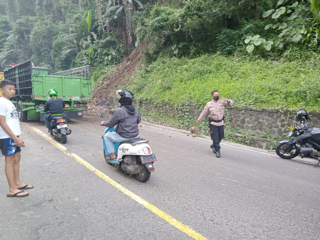 Longsor Batu di Cadas Pangeran Timpa 2 Kendaraan, Polres Sumedang Lakukan Evakuasi