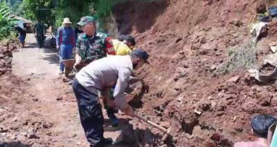 Petugas Kepolisian Bahu Membahu Bersama Warga Bersihkan Longsoran Di Wilayah Ganeas Sumedang