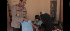 Wakapolda Jabar Bagikan Sembako Kepada Warga Cisarua Sumedang