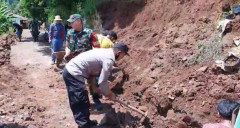Petugas Kepolisian Bahu Membahu Bersama Warga Bersihkan Longsoran di Wilayah Ganeas Sumedang