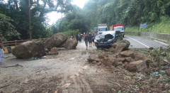 Longsor Batu Di Cadas Pangeran Timpa 2 Kendaraan, Polres Sumedang Lakukan Evakuasi