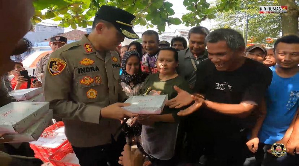Jum’at Berkah, Polres Sumedang Bagi-bagi Makanan Ke Masyarakat 