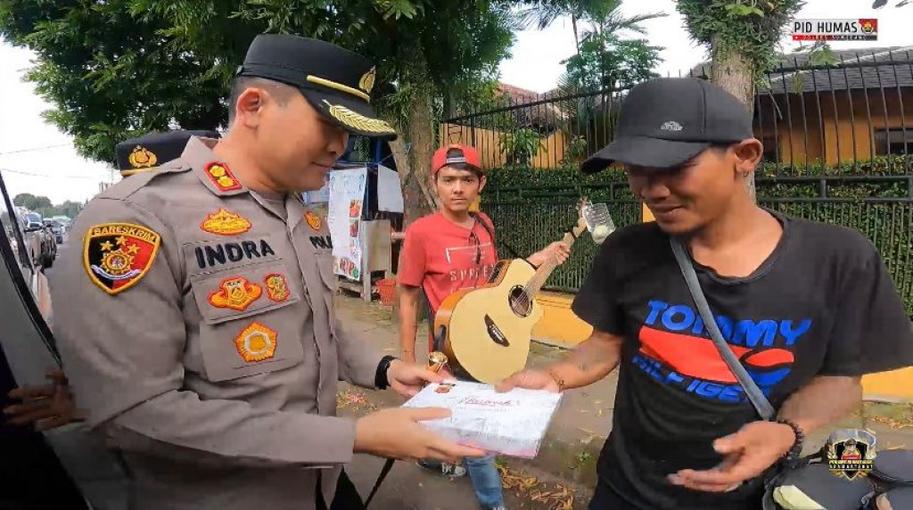 Jum’at Berkah, Polres Sumedang Bagi-bagi Makanan Ke Masyarakat 