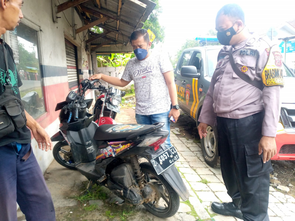 Akhirnya, Motor Tak Bertuan Yang Sempat Viral di Media Sosial Diserahkan Polsek Ganeas Ke Pemiliknya