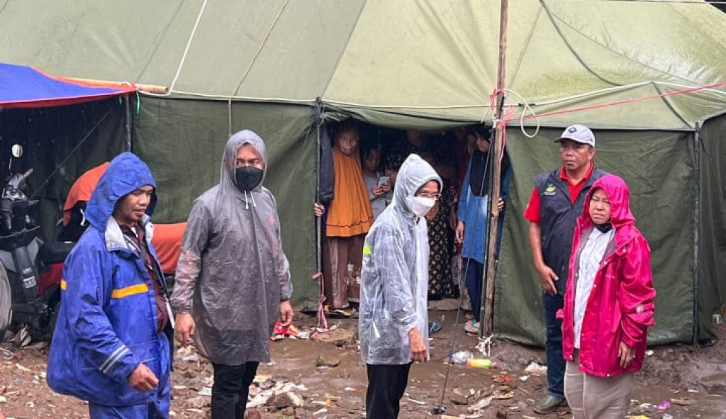 Kunjungi Cianjur, Mensos Sisir Pengungsian yang Jauh dari Jangkauan