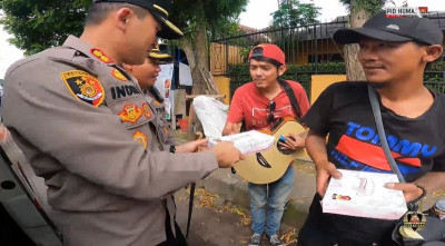Jum’at Berkah, Polres Sumedang Bagi-bagi Makanan Ke Masyarakat 