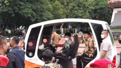 Presiden Jokowi Naik Mobil Listrik Ke Muktamar Dan Aisyiyah