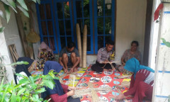 Wujudkan Pelayanan Polri, Bhabinkamtibmas Polsek Cisarua Bantu Warga Buat Bongsang Tahu