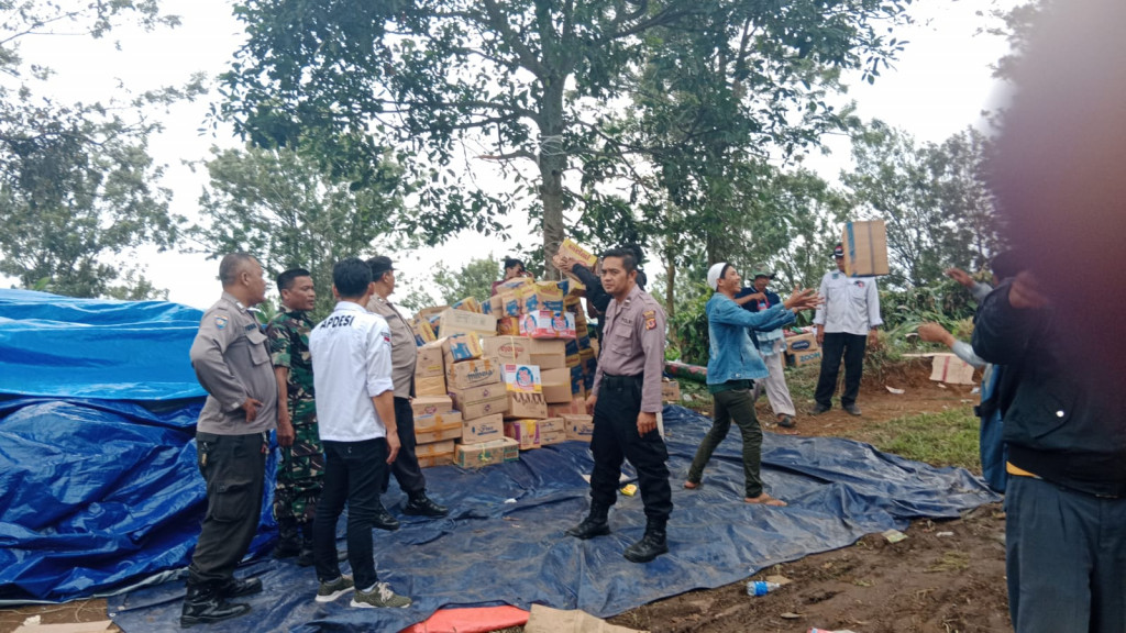 Polres Sumedang Bersama Warga Tanjungkerta dan Ganeas Kirimkan Bantuan Bagi Korban Gempa Cianjur