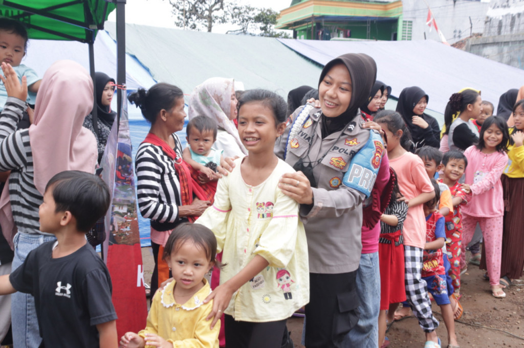 Peduli Korban Bencana Cianjur, Polwan Polres Sumedang Kirim Bantuan dan Lakukan Trauma Healing