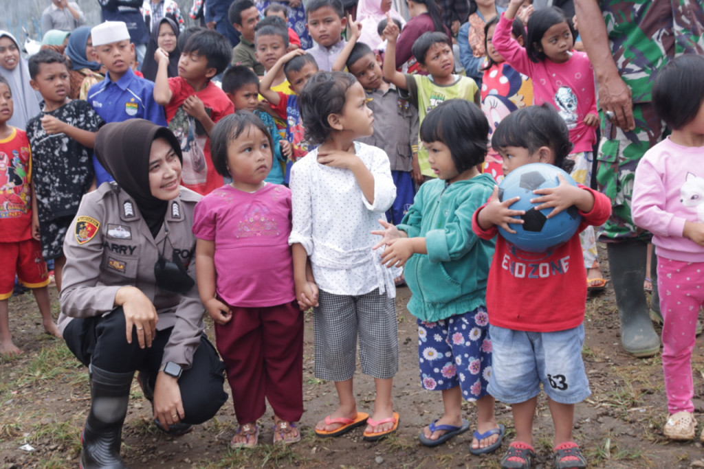 Peduli Korban Bencana Cianjur, Polwan Polres Sumedang Kirim Bantuan dan Lakukan Trauma Healing