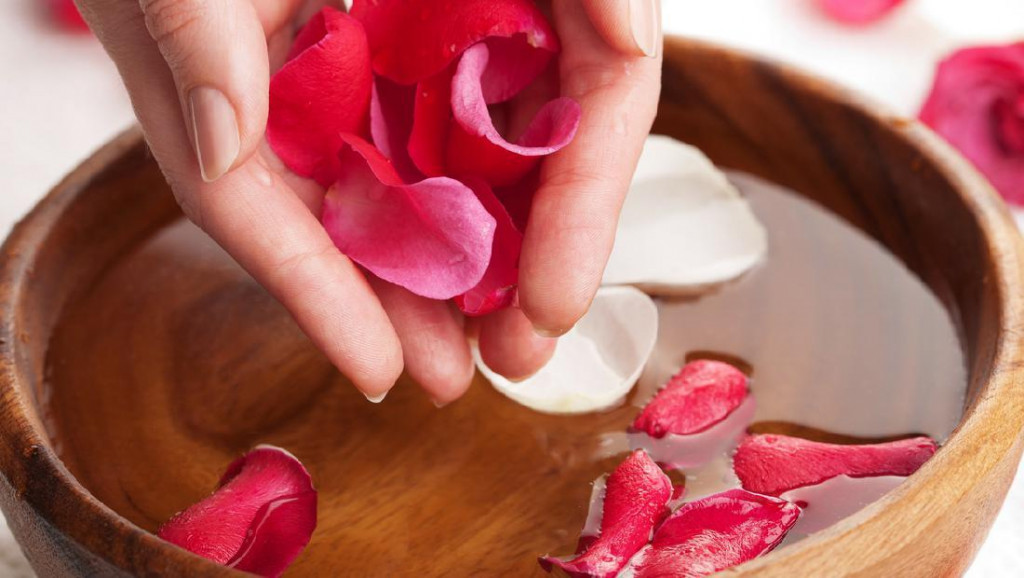 Selain Cegah Penuaan Dini, Ini Manfaat Lain Air Mawar untuk Wajah