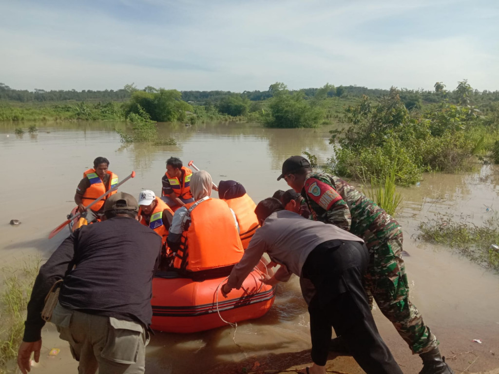 Jalan Penghubung Surian-Subang Terendam Air, Polisi Bantu Warga Menyebrang dengan Perahu Karet