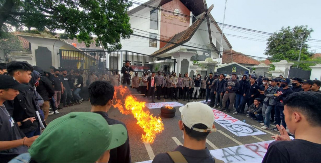 Polres Sumedang Gelar Pengamanan Aksi Mahasiswa Tolak RKUHP di Kantor DPRD
