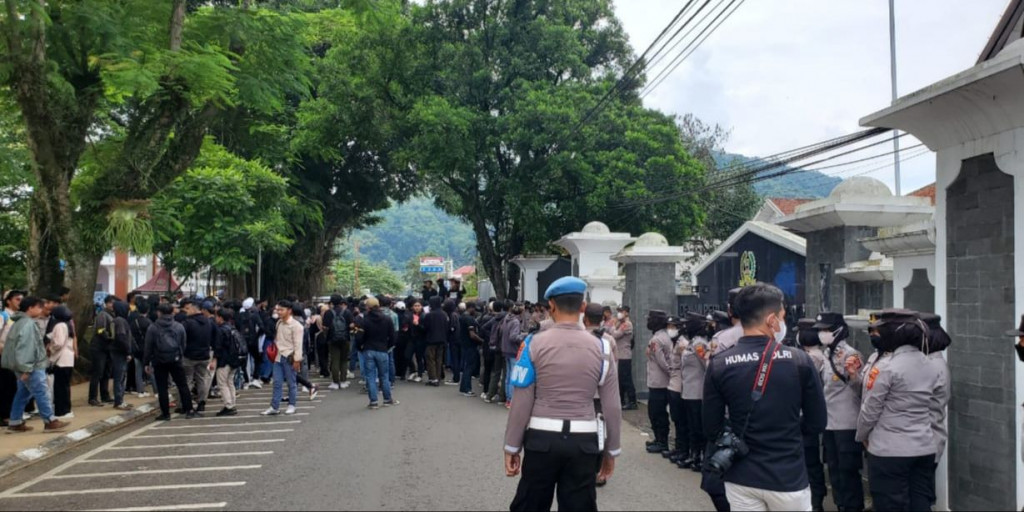 Polres Sumedang Gelar Pengamanan Aksi Mahasiswa Tolak RKUHP di Kantor DPRD