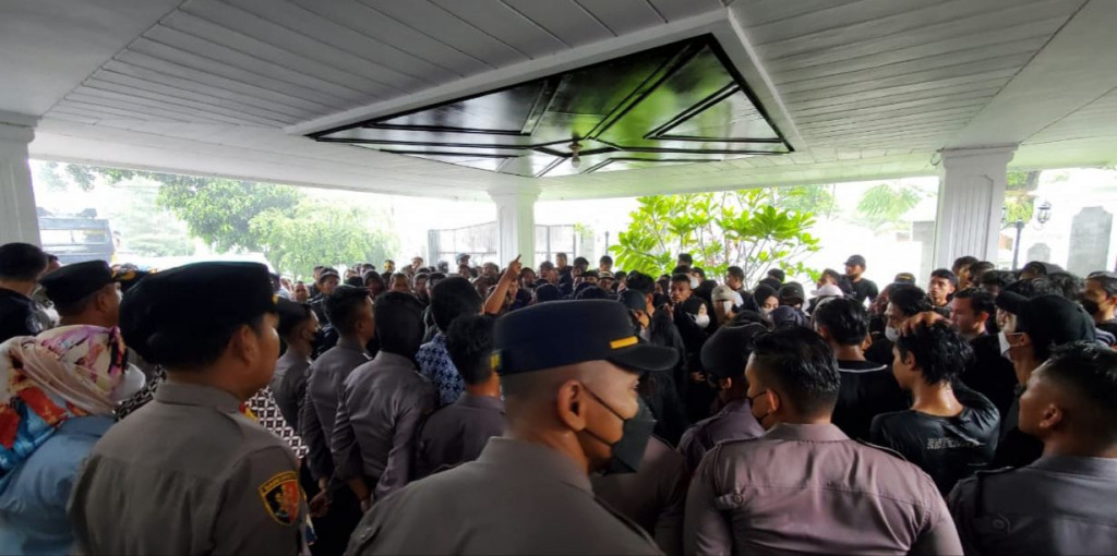 Polres Sumedang Gelar Pengamanan Aksi Mahasiswa Tolak RKUHP di Kantor DPRD