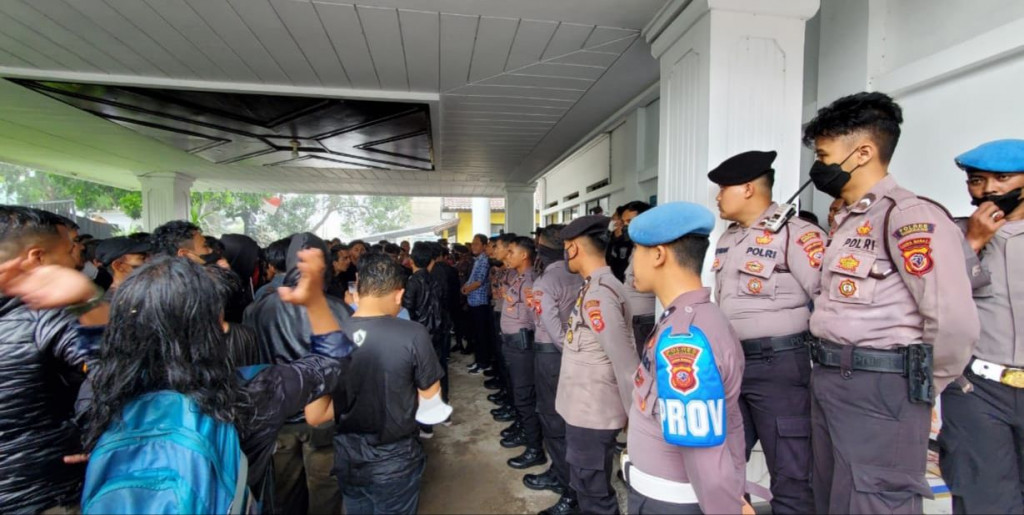 Polres Sumedang Gelar Pengamanan Aksi Mahasiswa Tolak RKUHP di Kantor DPRD