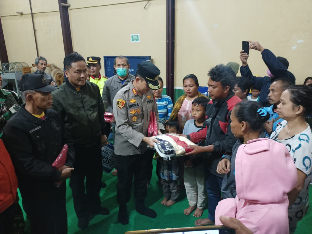 Kapolres Sumedang Pimpin Evakuasi Korban Banjir Bandang Di Cimanggung