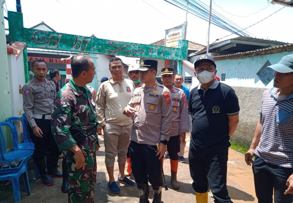 Kapolres Sumedang Pimpin Evakuasi Korban Banjir Bandang Di Cimanggung