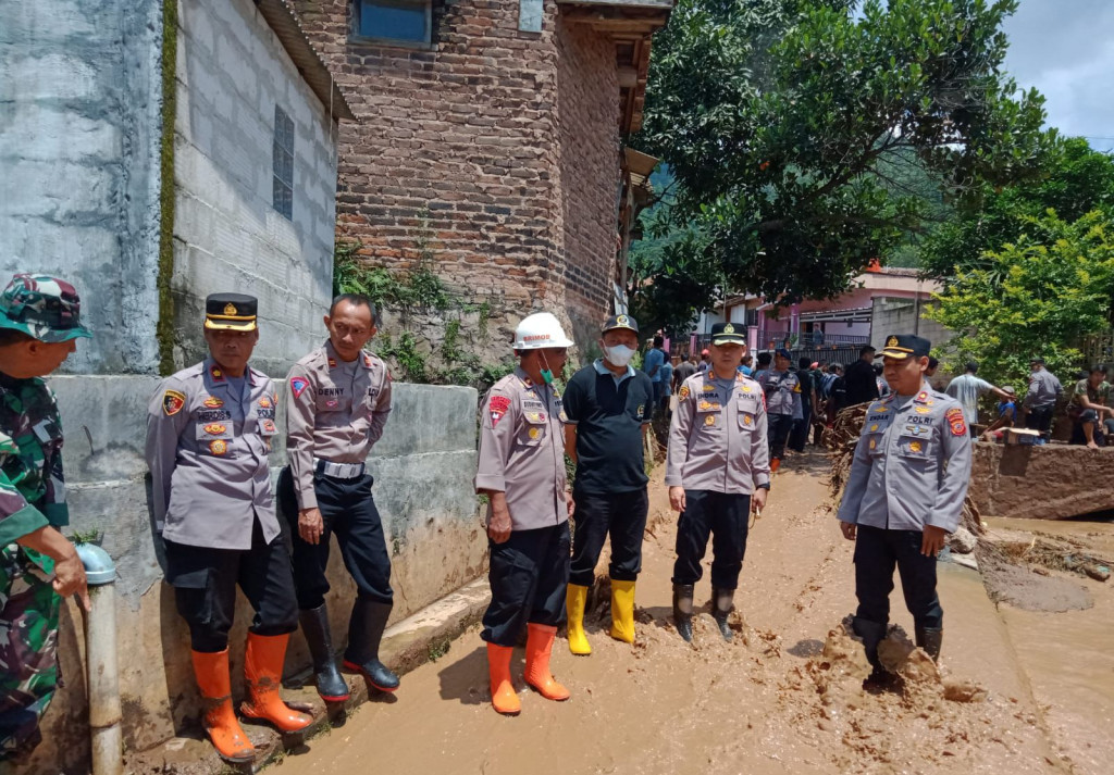 Kapolres Sumedang Pimpin Evakuasi Korban Banjir Bandang Di Cimanggung