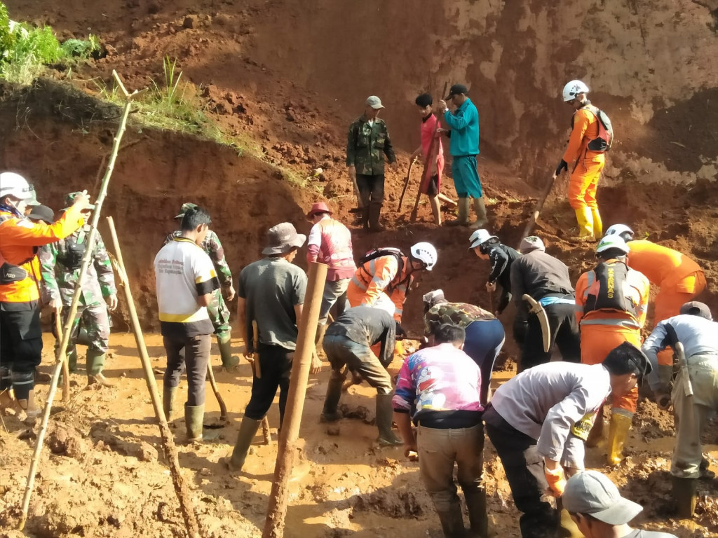Tim Sar Gabungan Berhasil Evakuasi Korban Longsor Sindulang, Cimanggung
