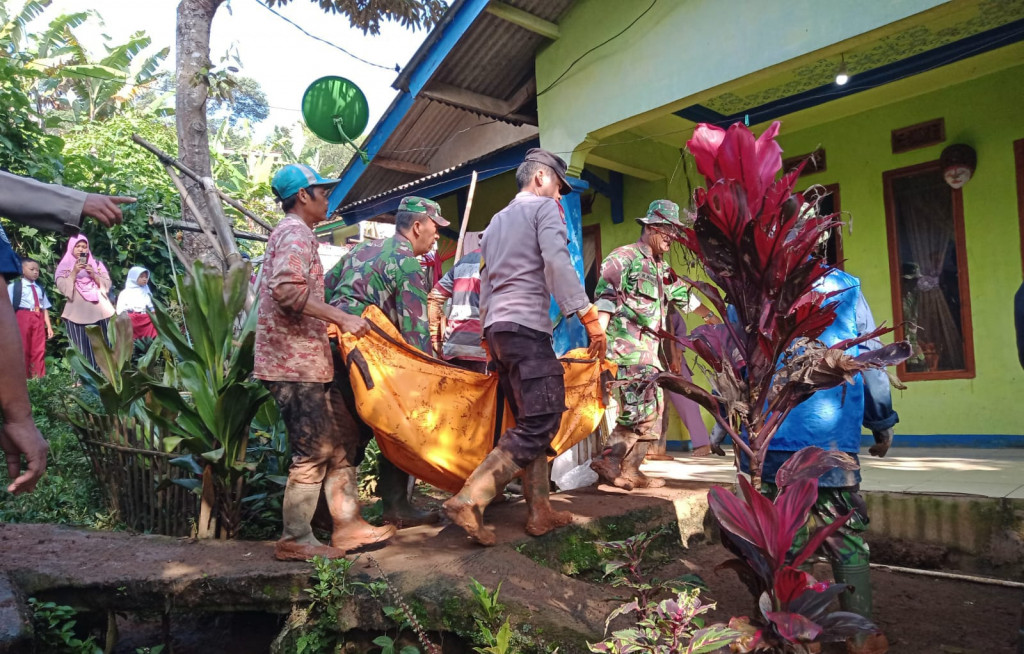 Tim Sar Gabungan Berhasil Evakuasi Korban Longsor Sindulang, Cimanggung