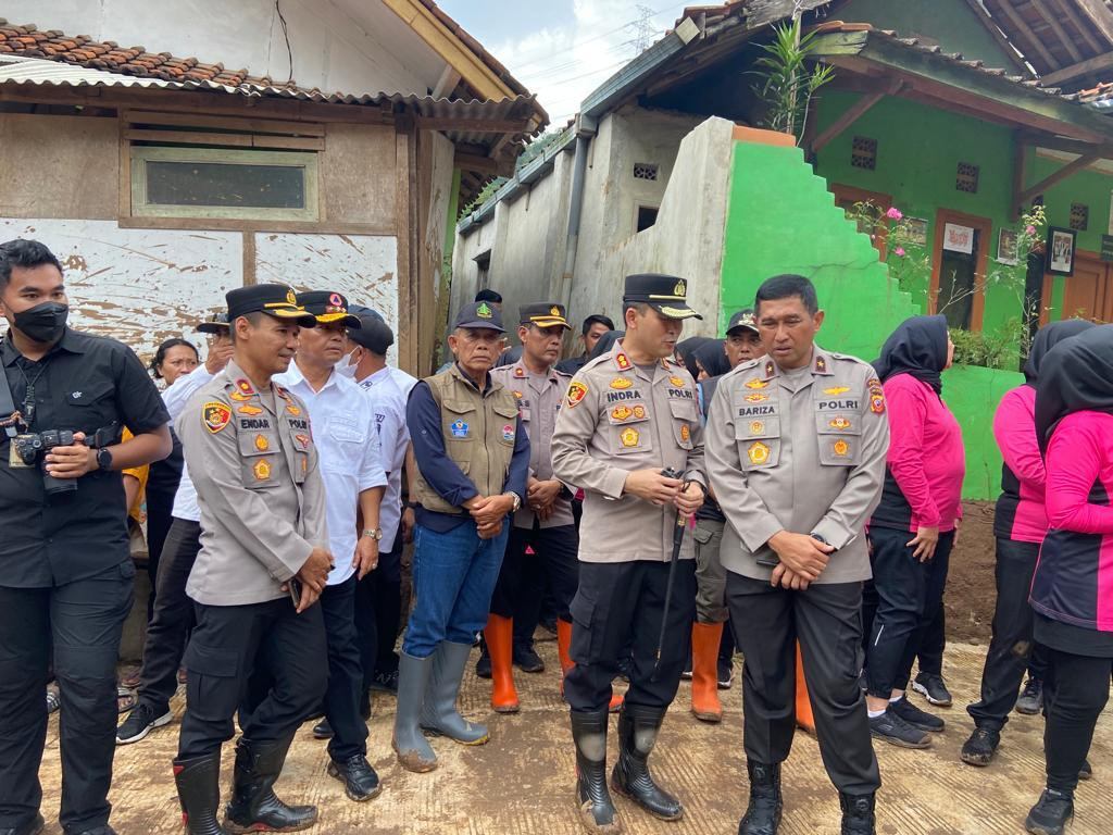 Wakapolda Jabar Laksanakan Peninjauan Lokasi Banjir Bandang Di Cimanggung 