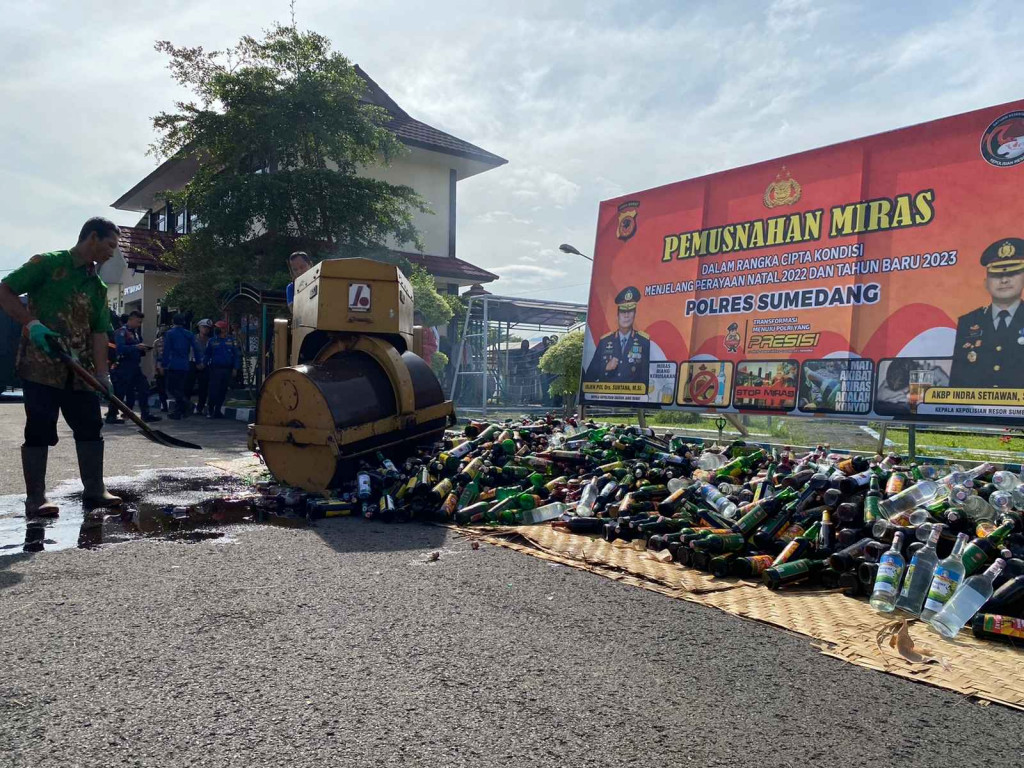 Jelang Nataru, Polres Sumedang Musnahkan Ribuan Liter Miras