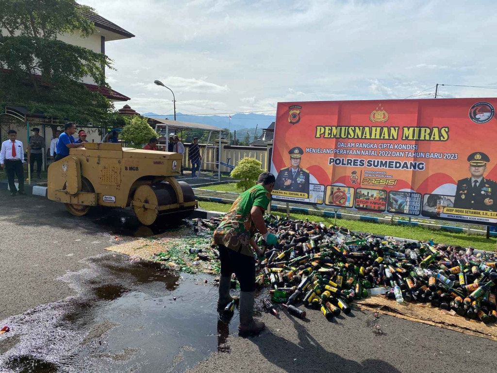 Jelang Nataru, Polres Sumedang Musnahkan Ribuan Liter Miras