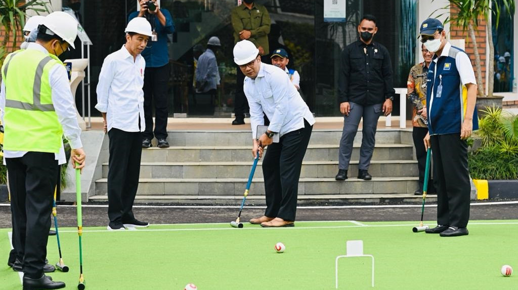Momen Ketika Jokowi Nonton Menteri Basuki dan Gubernur Jabar Main Gateball